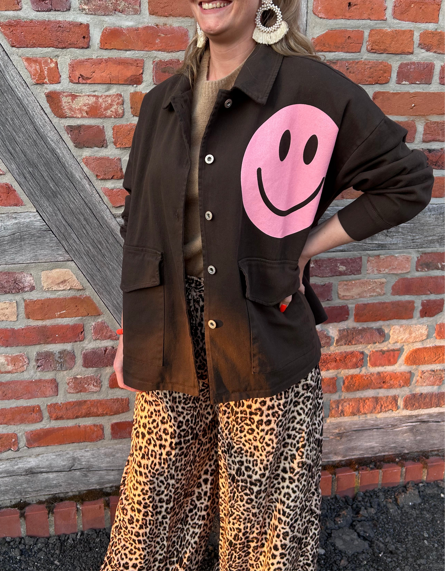 Good Vibes Only – Smiley Jacke Braun