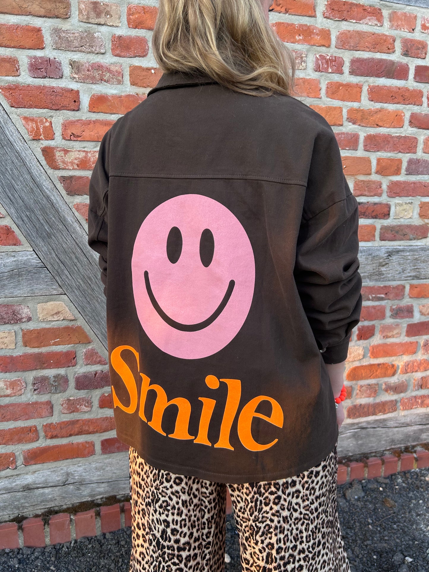 Good Vibes Only – Smiley Jacke Braun